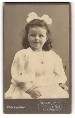 Fotografie Friedr. Schneider, Mühlhausen i. Th., Friedrichstr. 33, Junges Mädchen im weissen Kleid mit Schleife im Haar