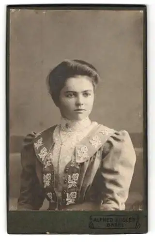 Fotografie Alfred Kugler, Basel, Fischmarkt 8, Junge Frau mit adretter Frisur im Kleid mit besticktem Revers