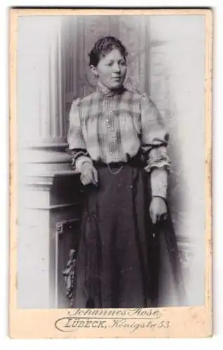 Fotografie Johannes Rose, Lübeck, Königstr. 53, Bürgerliche Frau mit lockigem Haar in karierter Bluse und dunklem Rock