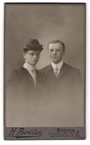 Fotografie H. Bender, Bremen, Lützowerstr. 65, Junges Ehepaar, sie mit aufwendig hochgestecktem Haar