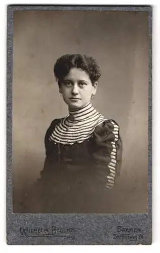 Fotografie Wilhelm Beulke, Bremen, Steffensweg 24, Junge Frau mit lockigem Haar im Kleid mit gestreiftem Rollkragen