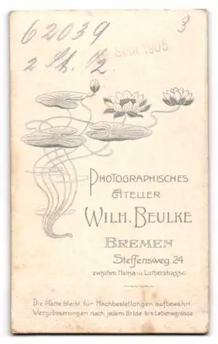 Fotografie Wilhelm Beulke, Bremen, Steffensweg 24, Junge Frau mit lockigem Haar im Kleid mit gestreiftem Rollkragen