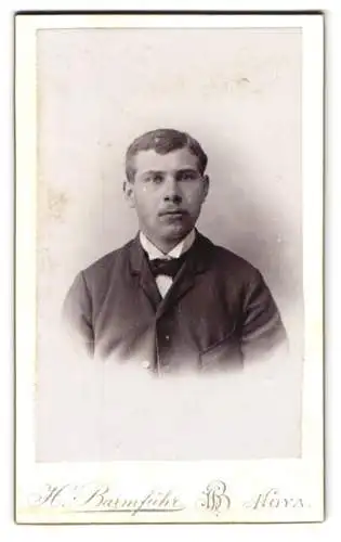 Fotografie H. Barmführ, Hoya, Junger Mann im Anzug mit Seitenscheitel und leichtem Schnurrbart