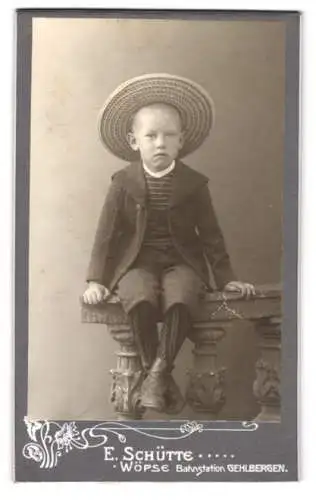 Fotografie E. Schütte, Wöpse /Gehlbergen, Junger Knabe mit grosskrempigem Hut über dem kurzgeschorenen Haar