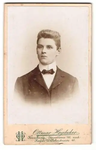 Fotografie Ottmar Heydecker, Hamburg, Steinstr. 147, Junger Mann im Anzug mit Fliege, in aufrechter Haltung