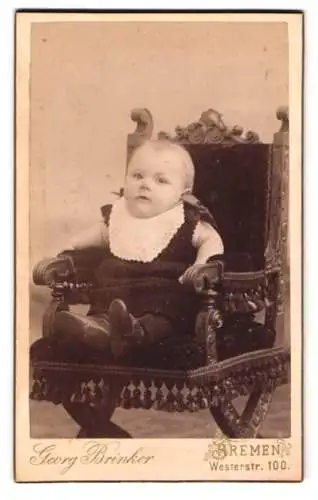 Fotografie Georg Brinker, Bremen, Westerstr. 100, Kleinkind im schwarzen Gewand mit einem weissen Latz