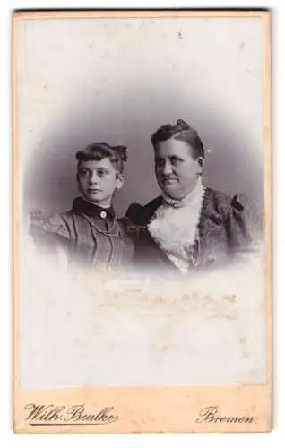 Fotografie Wilh. Beulke, Bremen, Steffensweg 24, Bürgerliche Dame mit ihrer Tochter, beide mit zurückgestecktem Haar