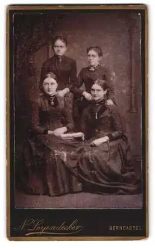 Fotografie N. Leyendecker, Berncastel, Vier bürgerliche Damen, zwei sitzend und zwei stehend, in taillierten Kleidern