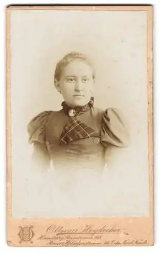 Fotografie Ottmar Heydecker, Hamburg, Steinstrasse 147, Junge Frau im Kleid mit Puffärmeln mit einer Portrait-Brosche