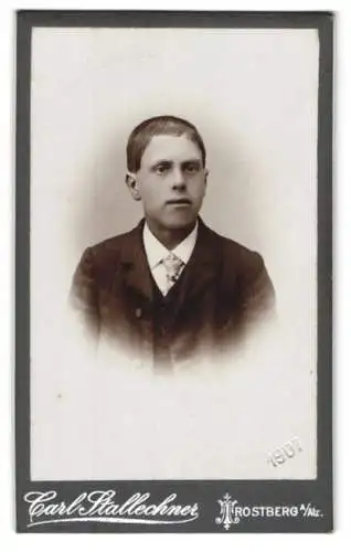 Fotografie Carl Stallechner, Trostberg a. Alz, Bürgerlicher Knabe mit kurzem Haar im eleganten Dreiteiler mit Krawatte