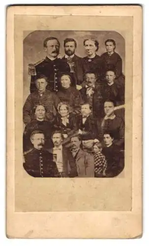 Fotografie unbekannter Fotograf und Ort, Fotomontage mit Soldat in Uniform und seiner Familie