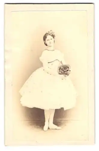 Fotografie unbekannter Fotograf und Ort, junge Ballerina im Bühnenkostüm mit Obstkorb und Ballett Schuhen