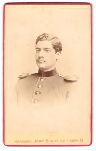 Fotografie Hermann Joop, Berlin, Portrait Soldat in Uniform mit Epauletten und Mustasch