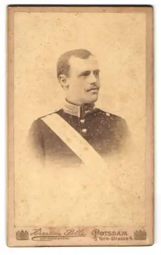 Fotografie Hermann Selle, Potsdam, preussischer Uffz. in Garde Uniform mit Mustasch