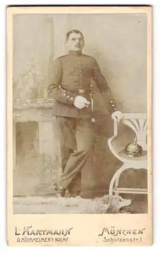 Fotografie L. Hartmann, München, bayerischer Soldat Hans Hacker in Uniform nebst Pickelhaube und Bajonett