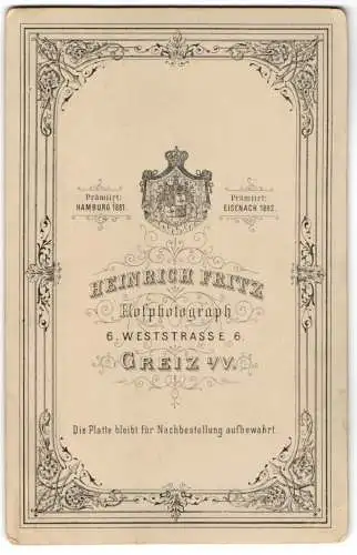 Fotografie Heinich Fritz, Greiz i. V., kgl. Wappen von Greiz über Anschrift des Ateliers, floral verzierte Umrandung
