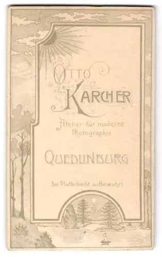 Fotografie Otto Karcer, Quedlinburg, Sonne bestrahlt Anschrift des Ateliers im verzierten Landschaftsrahmen