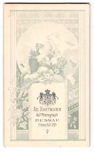 Fotografie Ad. Hartmann, Dessau, Franz-Str. 24b, junge Frau als Künstlerein verteilt ihre Bilder im Wind, Wappen