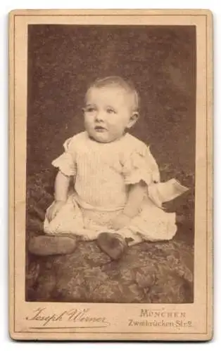 Fotografie Joseph Werner, München, Zweibrückenstr. 2, Zwege in einer Höhle mit Edelsteinen, Monogramm des Fotografen