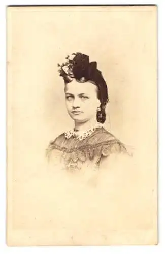 Fotografie unbekannter Fotograf und Ort, hübsche junge Frau im Kleid mit Kopfschmuck, Ohrringe