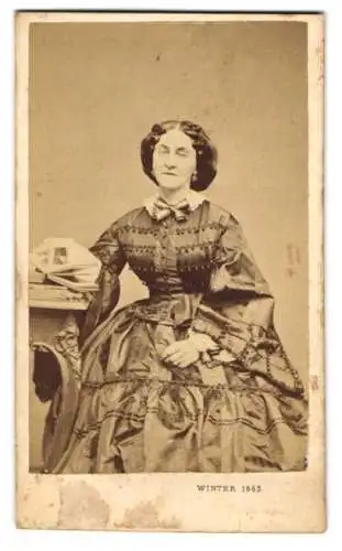 Fotografie M. L. Winter, Prag, junge Frau im glänzenden Kleid mit Ohrringen, 1863