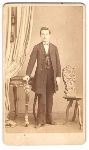 Fotografie Emil Diedrich, Quedlinburg, junger Mann im Anzug mit Weste und Fliege