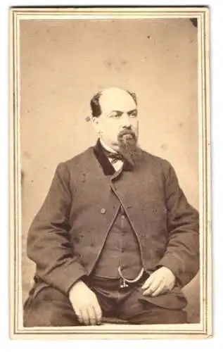 Fotografie E. Samuels, Boston, Washington Str. 631, Portrait Herr Jos. Kamelli im Anzug mit Spitzbart