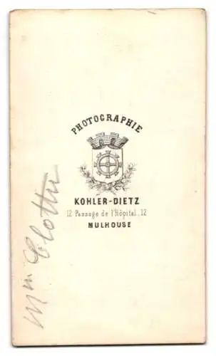 Fotografie Kohler-Dietz, Mulhouse, Portrait Mmr. Glottu im Reifrock-Kleid mit Brosche