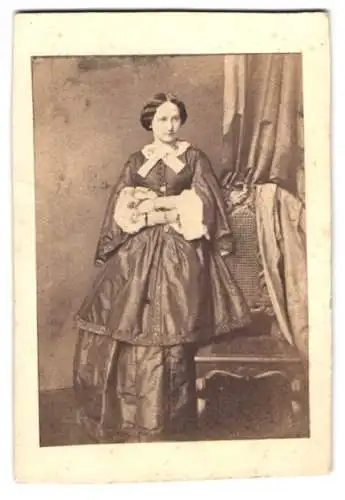 Fotografie W. Rupp, Prag, Quai 334, hübsche junge Dame im weiten Biedermeierkleid mit Rüschenkragen