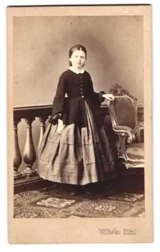 Fotografie Wilhelm Künl, Klagenfurt, junges Mädchen im Kleid mit Rock und geflochtenen Haaren