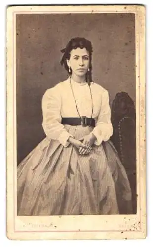 Fotografie A. Thiebaut, Saverne, junge Französin im hellen Kleid mit Ohrringen und Locken