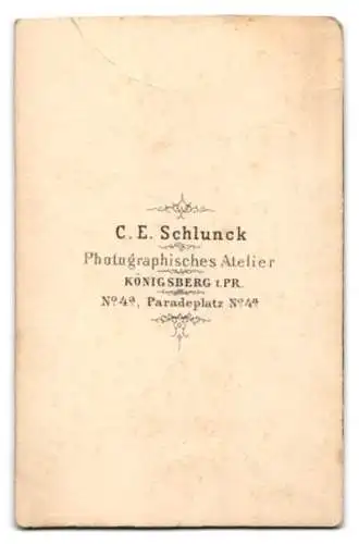 Fotografie C. E. Schlunck, Königsberg i. Pr., junger Knabe im hellen Anzug nebst seiner kleinen Schwester im Kleid