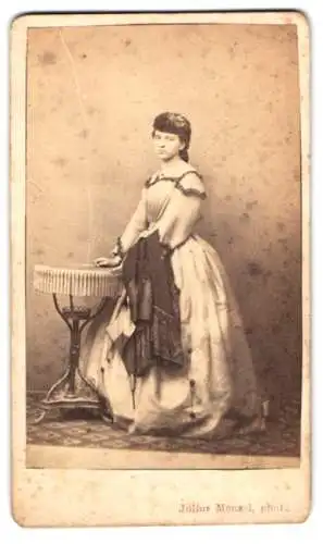 Fotografie Julius Menzel, Pardubicich, hübsche junge Dame im hellen Kleid mit Hut und Mantel überm Arm