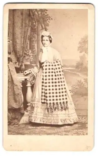 Fotografie Marie Steffen-Groth, Dresden, feine Dame im hellen Kleid mit Hut und Decke vor einer Studiokulisse