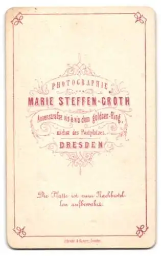 Fotografie Marie Steffen-Groth, Dresden, feine Dame im hellen Kleid mit Hut und Decke vor einer Studiokulisse