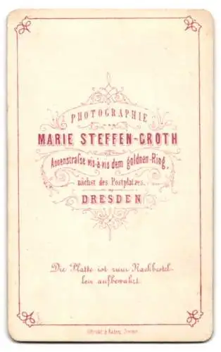 Fotografie Marie Steffen-Groth, Dresden, hübsches junges Mädchen im weissen Kleid mit Kruzifix Halskette