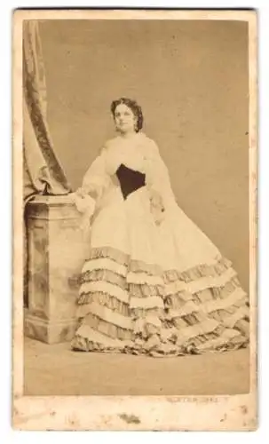 Fotografie M. L. Winter, Prag, hübsche junge Dame im taillierten hellen Kleid mit Locken
