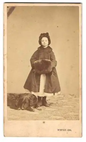 Fotografie M. L. Winter, Prag, hübsches Mädchen im Wintermantel mit Muff und ihrem Hund zu Füssen. 1864
