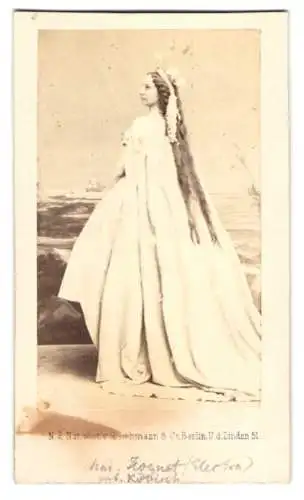 Fotografie H. Lehmann, Berlin, Schauspielerin Mad. Hognet im weissen Kleid mit lanten Haaren, Electra
