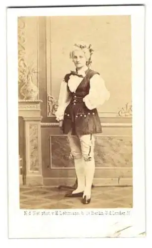 Fotografie H. Lehmann, Berlin, hübsche junge Schauspielerin im Bühnenkostüm mit Toupets