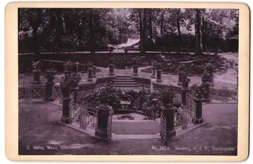 Fotografie C. Hertel, Mainz, Ansicht Homburg v. d. H., der Stahlbrunnen mit floraler Beschmückung