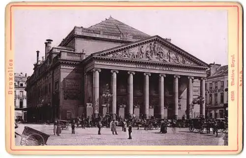 Fotografie Römmler & Jonas, Dresden, Ansicht Bruxelles, Theatre Royal mit wartenden Kutschen