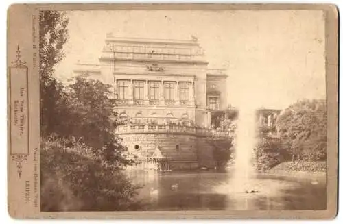 Fotografie H. Walter, Leipzig, Ansicht Leipzig, Rückseite des neuen Theater mit Fontaine