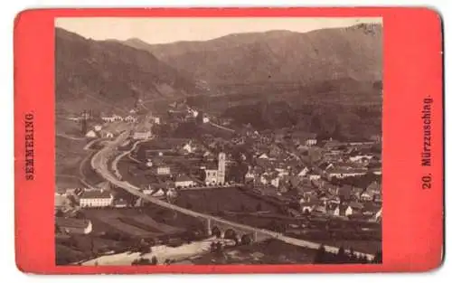 Fotografie unbekannter Fotograf, Ansicht Mürzzuschlag, Blick nach der Stadt im Semmering mit Kirche