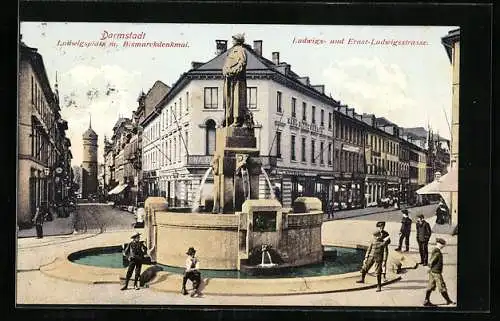 AK Darmstadt, Ludwigsplatz mit dem Bismarckdenkmal und Blick in die Ludwigsstrasse