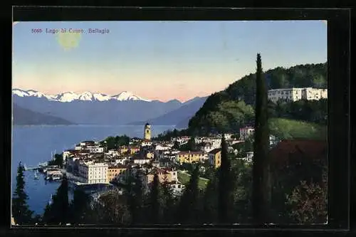 AK Bellagio /Lago di Como, Gesamtansicht mit See und Bergen
