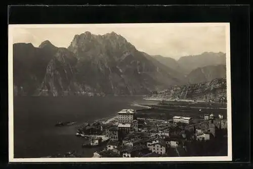 AK Torbole /Lago di Garda, Teilansicht mit Bergpanorama aus der Vogelschau