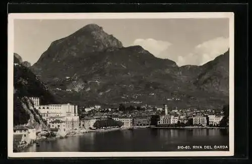 AK Riva del Garda, Ortsansicht mit Berggipfel vom Wasser aus
