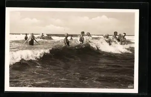 AK Cranz, Badegäste bei Wellengang im Meer