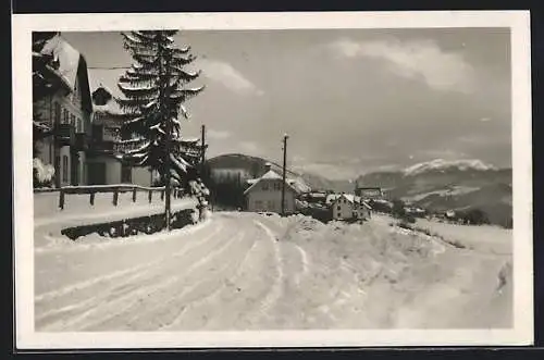 AK St. Corona a. W., Ortspartie im Winter gegen den Schneeberg